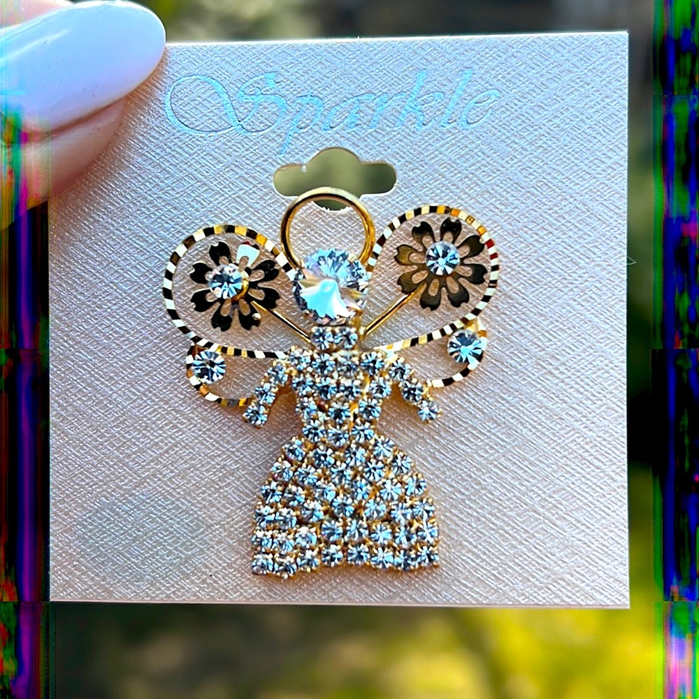 New crystal gold tone Angel 😇 Pin with halo.